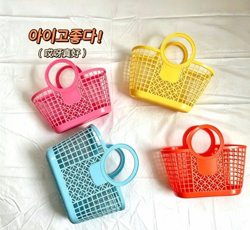 Plastic basket with a handle，Shopping basket，Plastic basket